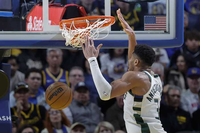 很全面！字母哥生涯至今32场至少30分10助 历史大前锋位置最多